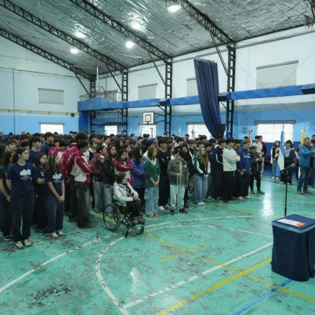 El Municipio acompañó a alumnos de colegios secundarios que juraron la Constitución Fueguina
