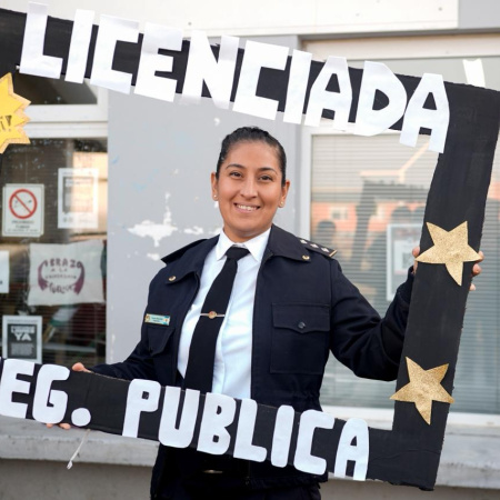 La oficial de la policía provincial Roldan es la primera en graduarse como Licenciada en Seguridad Pública