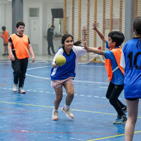 El mini handball se hizo presente en el gimansio María Auxiliadora
