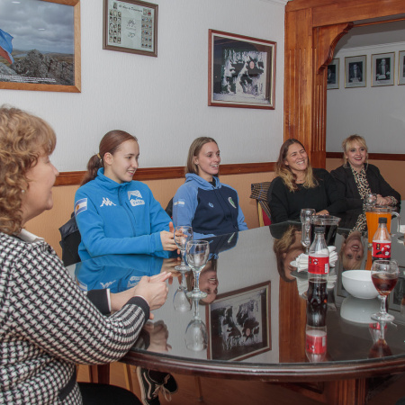 Reconocen el esfuerzo y la disciplina de las esquiadoras Agustina Poklepovic y Nicole Begué