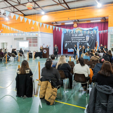 El Colegio "Alicia Moreau de Justo" presentó su bandera institucional