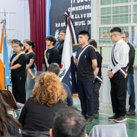 El Colegio Provincial "Alicia Moreau de Justo" presentó su bandera institucional