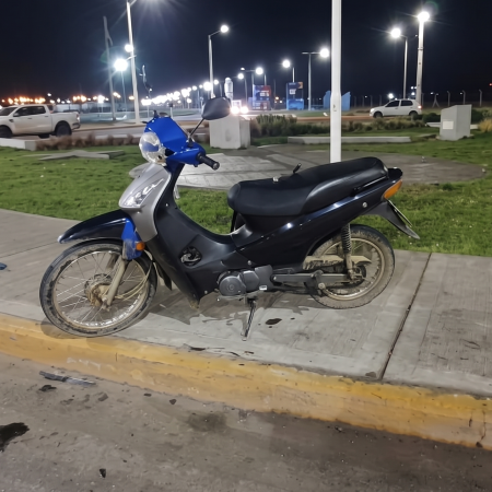 Joven en moto chocó contra una camioneta y resultó con lesiones