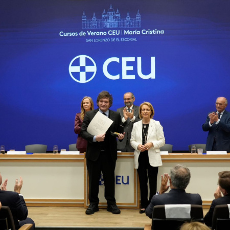 Milei fue galardonado en España con la Medalla de Honor de la Universidad de San Pablo