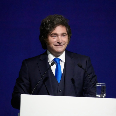Milei insistió en la inocencia de Adorni y anunció la fusión de ministerios
