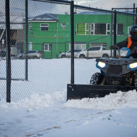 Realizan despeje de playones y veredas tras la nevadas en Ushuaia