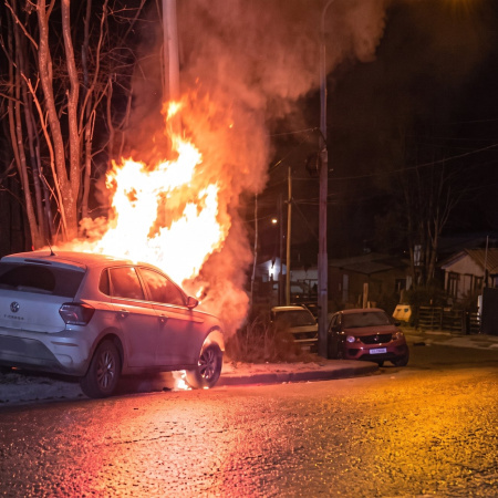 Chocó contra un poste, el auto se prendió fuego y dio positivo en el test de alcoholemia