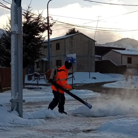 Tras la nevada, personal municipal realiza limpieza y despeje
