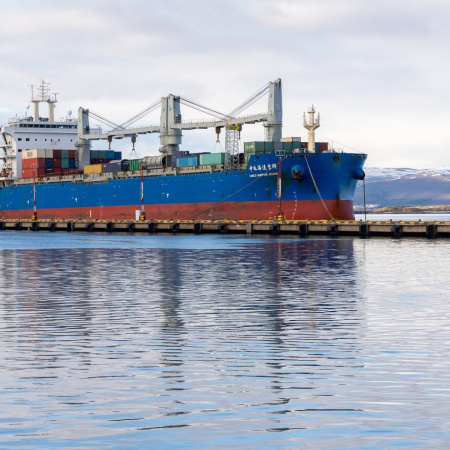 Arribó el barco con las 6200 toneladas de equipamiento para la nueva usina de Ushuaia