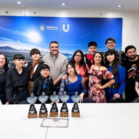 Vuoto recibió a la delegación del taller municipal de "Folklore en Zapatillas"