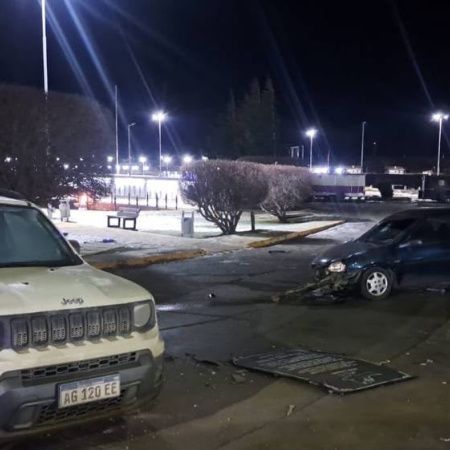 Una mujer alcoholizada chocó contra un auto estacionado