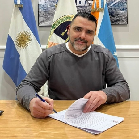 Calle "Los Ñires": Vuoto firmó el decreto de adjudicación para la pavimentación