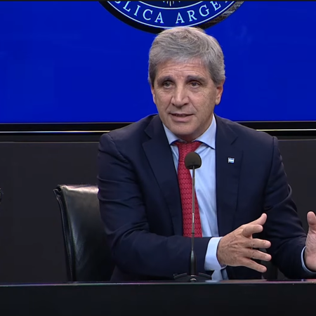 Caputo anunció una flexibilización para los prestamos en dólares para empresas