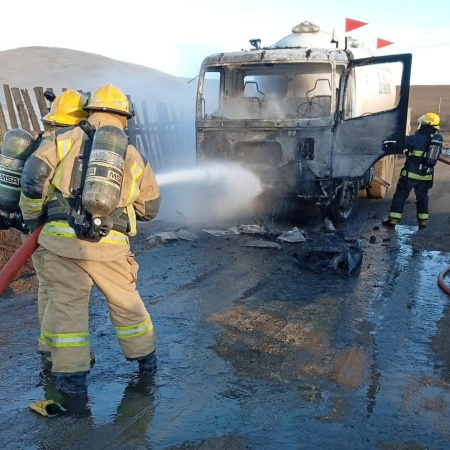 Río Grande: Evacuaron zona residencial por el incendio de un camión de gas