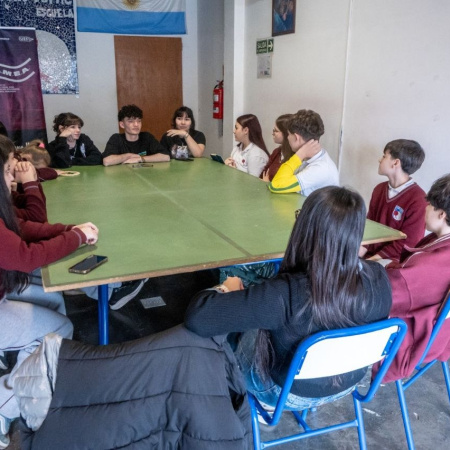 El Municipio acompaña la organización del centro de estudiantes del Colegio Julio Verne