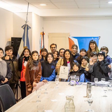 Colazo recibió a estudiantes que investigan los efectos del uso excesivo de celulares en las infancias