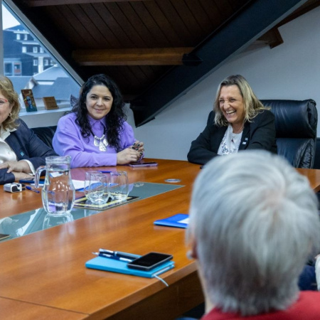 El Municipio firmó el contrato para pavimentar la calle Los Ñires