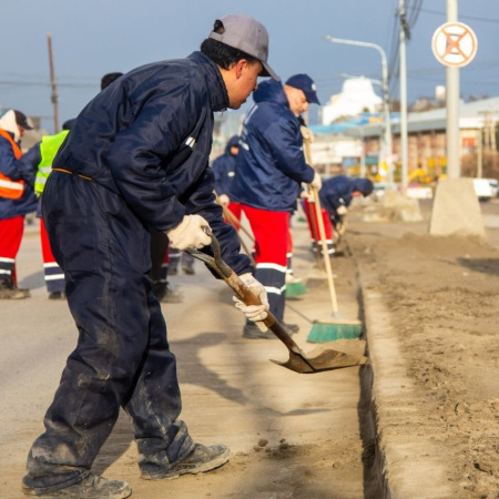 Avanza el operativo municipal de limpieza en avenida Perito Moreno