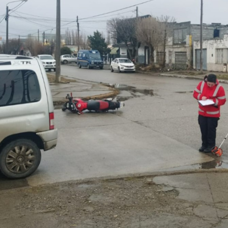 Río Grande: Un motociclista fue hospitalizado tras colisionar con un utilitario