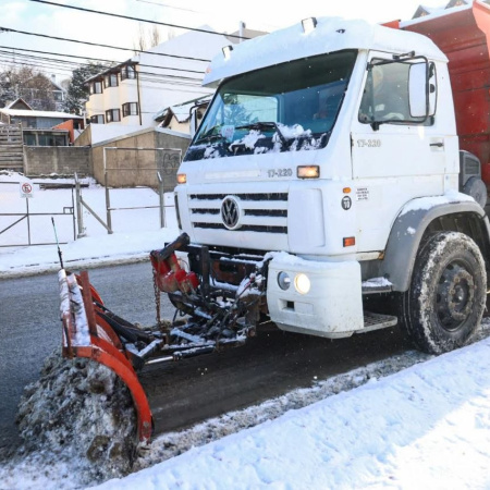 La Municipalidad realiza tarea de despeje de nieve en distintos barrios