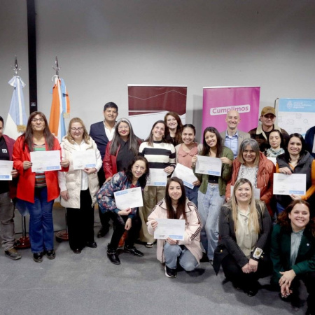 "De la idea al negocio": Se realizó la entrega de certificados a emprendedores