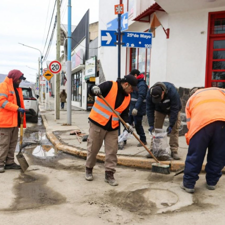 Realizan trabajos de barrido para reducir el polvo en suspensión
