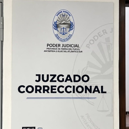 Condenan a una mujer a prisión efectiva por agredir a una integrante de la Policía