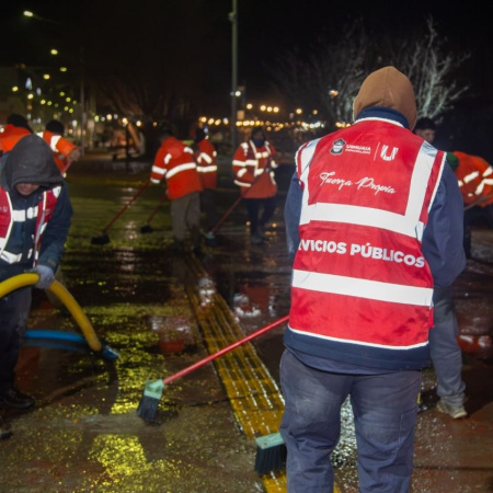 Ushuaia: Se realizan trabajos de limpieza, acondicionamiento y pintura en veredas