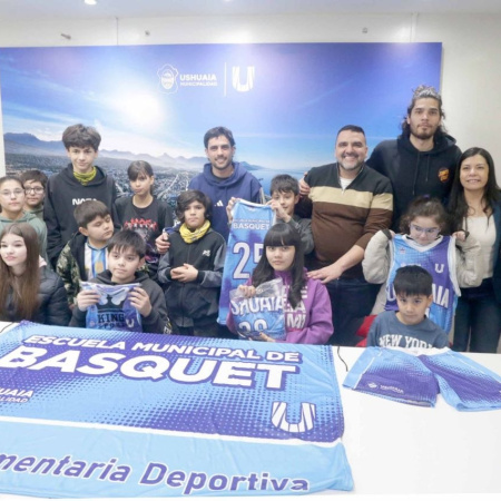 La Escuela Municipal de Básquet estrenó indumentaria deportiva
