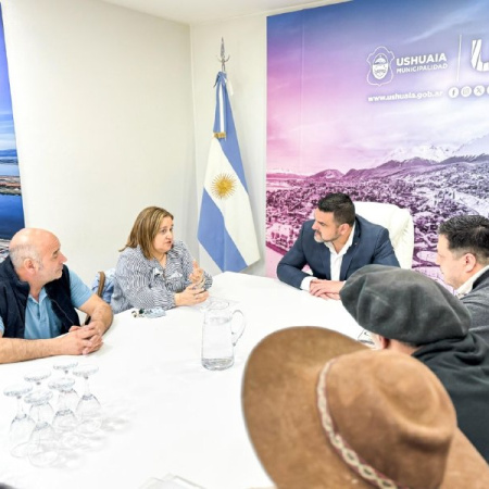 El intendente Vuoto recibió a la agrupación Gauchos Fueguinos