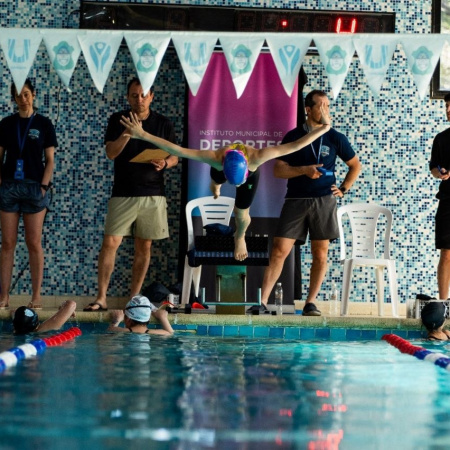 Más de 200 nadadores y nadadoras participaron del torneo de natación "142 aniversario de Ushuaia"