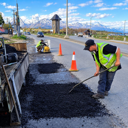 El Municipio continúa con las tareas de bacheo, mantenimiento y embellecimiento urbano