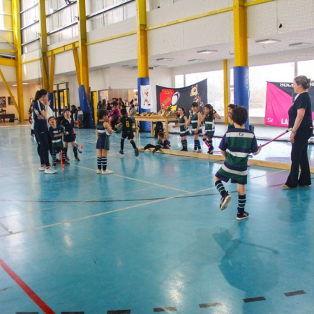 Tolhuin recibio a más de 140 niños y niñas en un encuentro regional de hockey