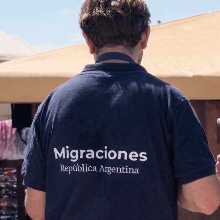 Migraciones finalmente confirmó que Flavio Bolsonaro salió por Argentina